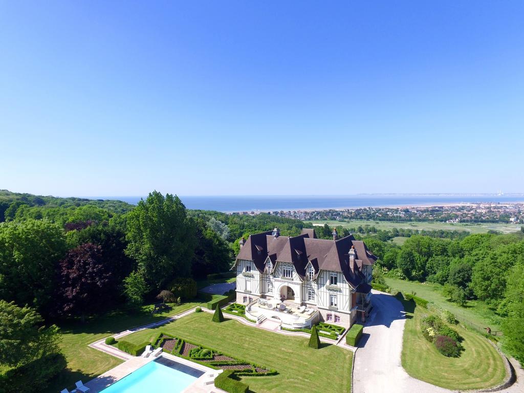 Manoir De Benerville Bed & Breakfast Довил Екстериор снимка