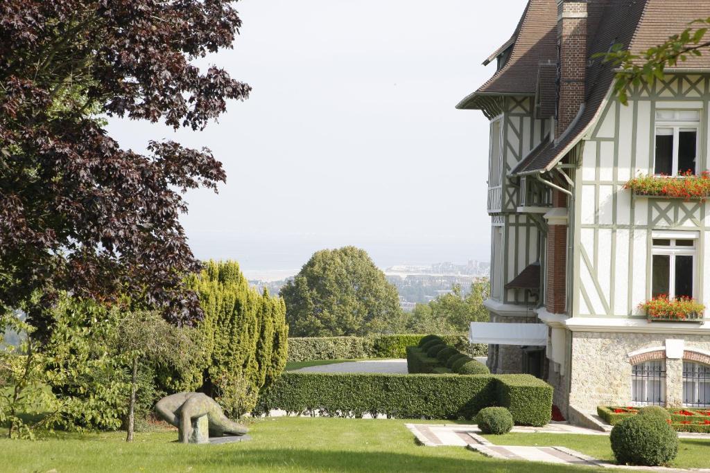 Manoir De Benerville Bed & Breakfast Довил Екстериор снимка