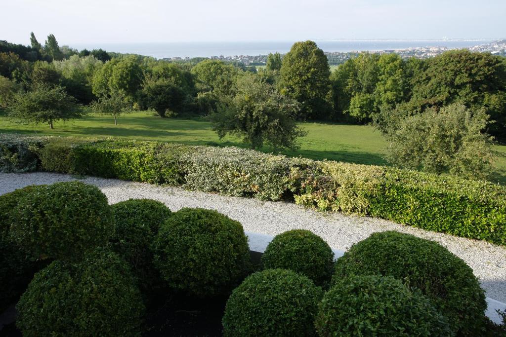 Manoir De Benerville Bed & Breakfast Довил Екстериор снимка